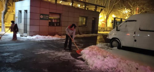 高速暴雪中的返乡大军，从白天堵到黑夜的坚守与期盼